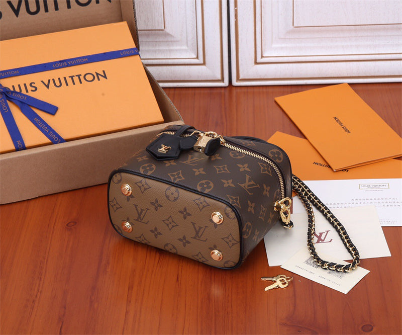  minimalist everyday bag detail view showing craftsmanship 8
