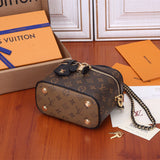  minimalist everyday bag detail view showing craftsmanship 8