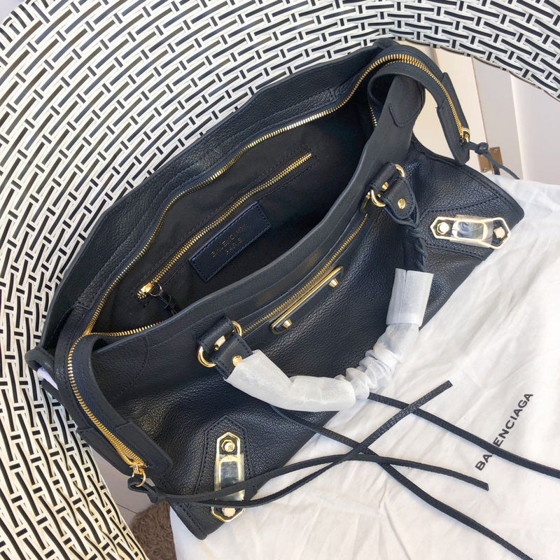 Close-up detail of structured premium women's handbag – women's everyday handbag