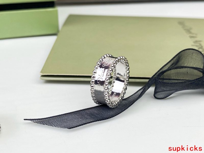 Angled view of Van Cleef & Arpels unisex jewelry piece
