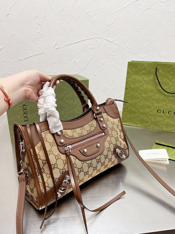 Ziva's Charm handbag – detail view (one versatile size)