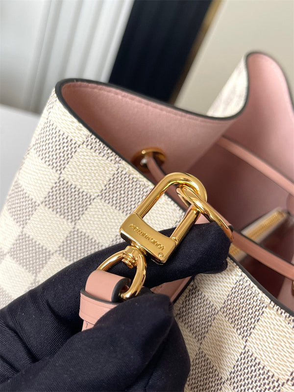  sleek carryall bag detail view showing craftsmanship 20