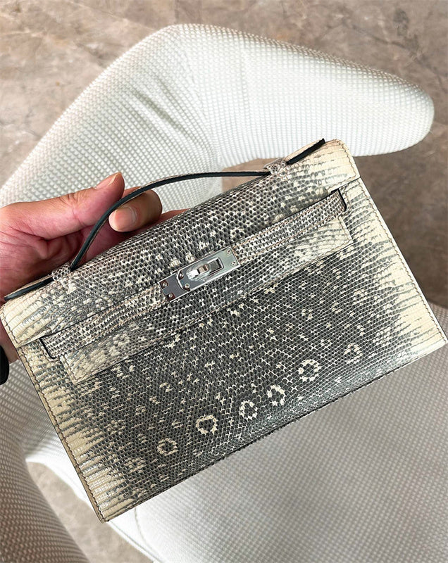  tote bag close-up of hardware and finish 11