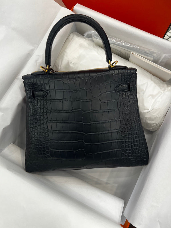 Fluid handbag styled for everyday wear