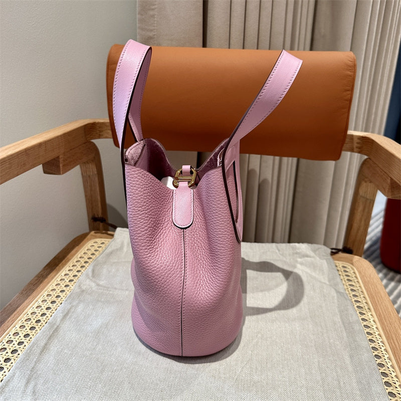  Refined shoulder bag carried on shoulder 10