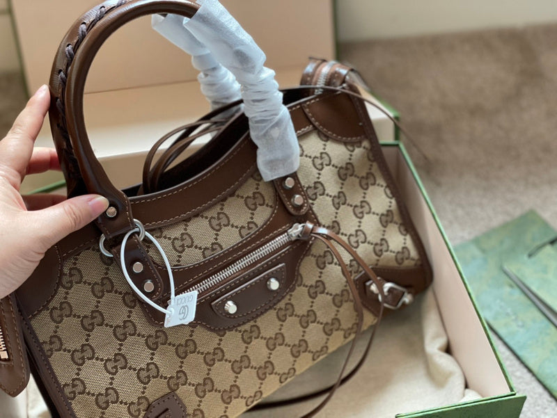Ziva's Charm handbag – detail view (one versatile size)