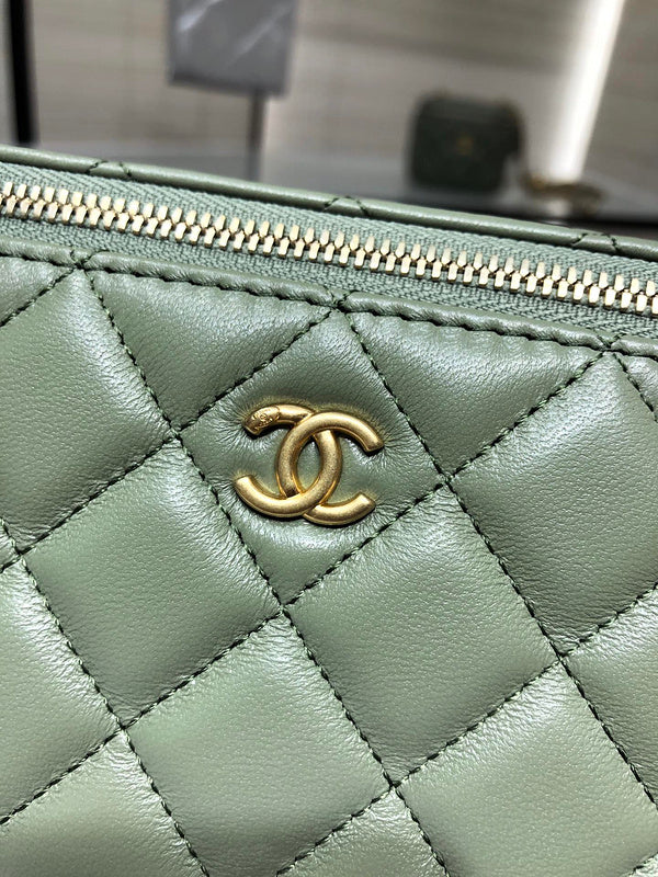  handbag, compact everyday style, image 4
