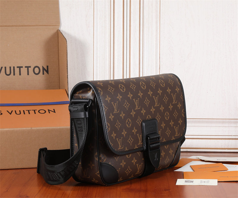  Refined satchel carried on shoulder 10