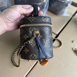  Sophisticated shoulder bag carried on shoulder 10