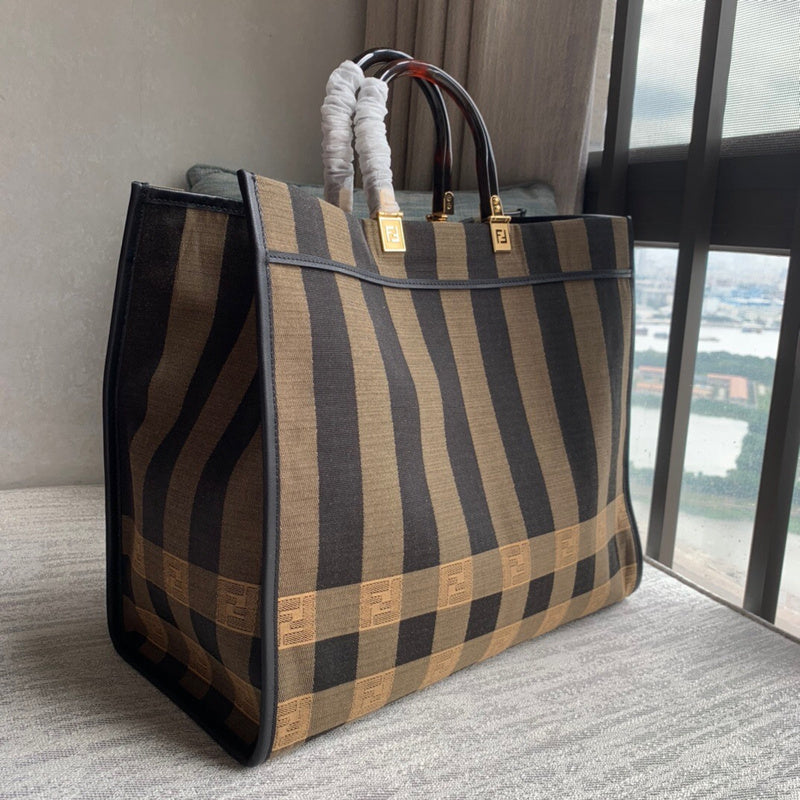 Ziva's Charm handbag – close-up view (40cm*20cm*35cm)
