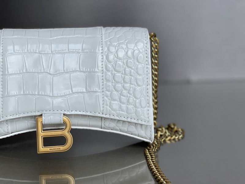 Zivas Charm Modern Minimalist Look Statement Handbag (Effortless Style Upgrade) – Styled Look