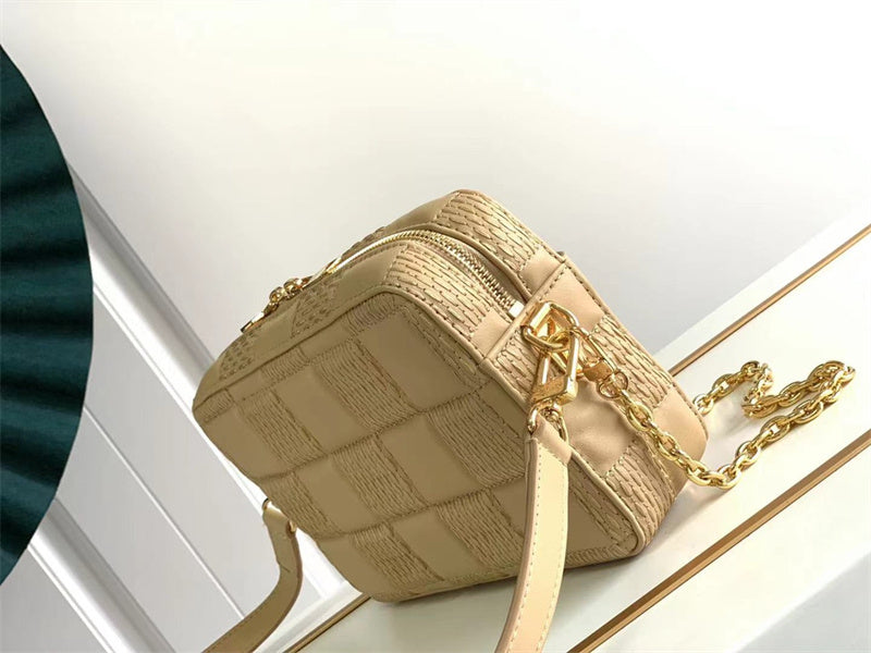  Refined everyday bag carried on shoulder