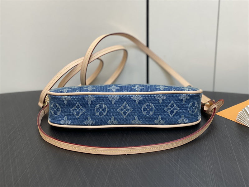  everyday bag interior and compartment view 15