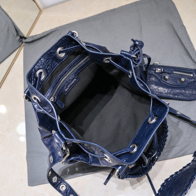 Zivas Charm Versatile Design Statement Handbag (Timeless Wardrobe Addition) – Lifestyle Shot 2