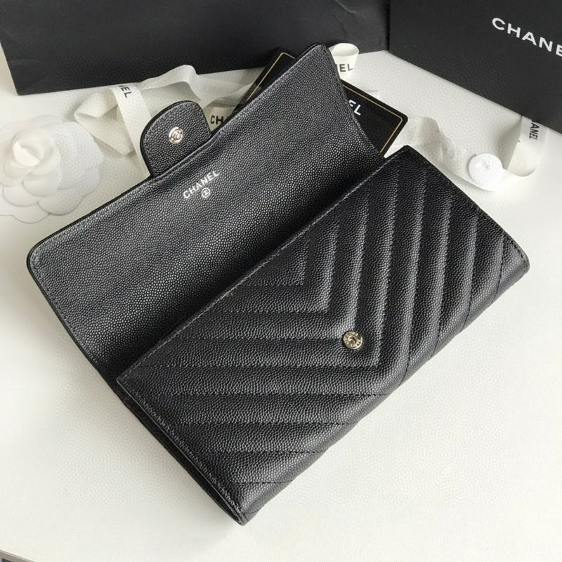 Zivas Charm Chic Craftsmanship Everyday Handbag (Timeless Wardrobe Addition) – Close-Up Detail
