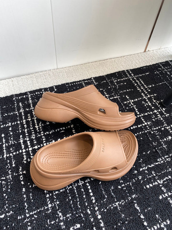 Zivas Charm Everyday Sophistication Designer Sandals (Elevated Footwear Essential) – Interior View