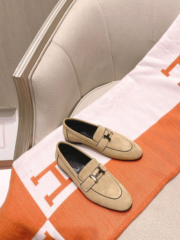Hermès Grey Bow-Detail Flats - Close-Up Texture View