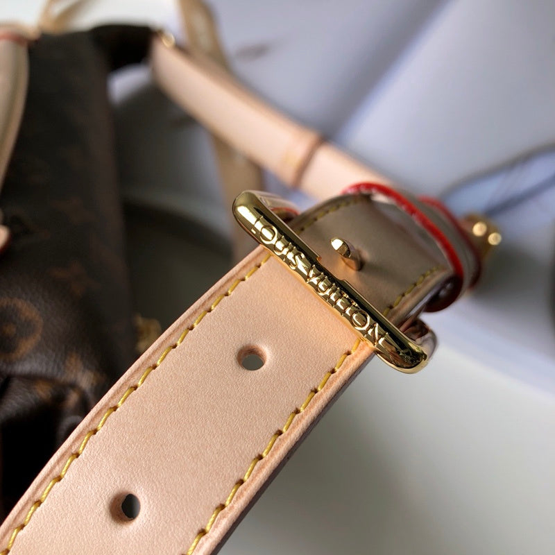 Side profile of everyday-luxe chic women's handbag – women's luxury accessory
