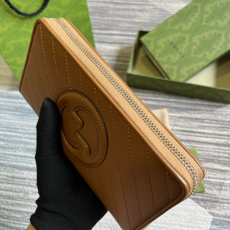 Side profile of modern polished women's handbag – women's everyday handbag