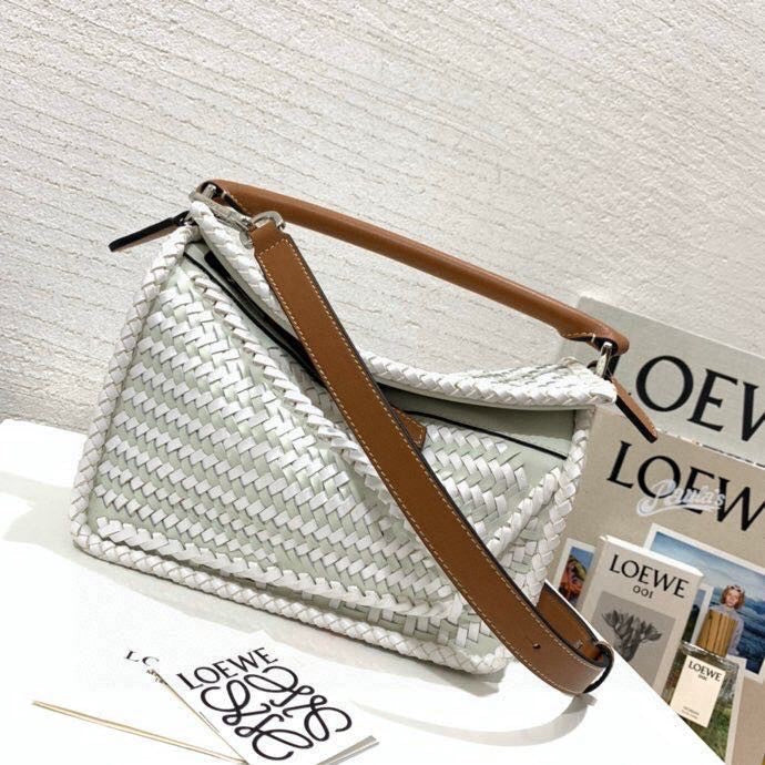 Ziva's Charm handbag – detail view (24cm*16.5cm*10cm)