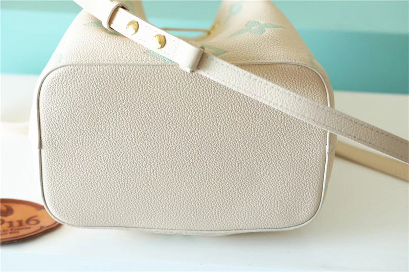  Streamlined structured bag carried on shoulder