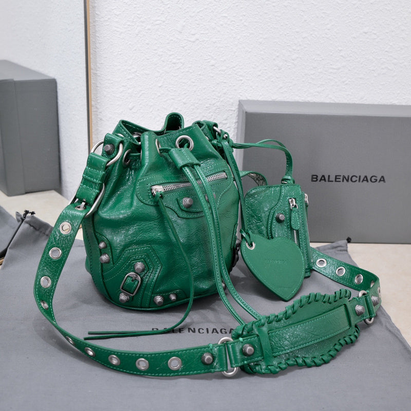 Zivas Charm Contemporary Flair Statement Handbag (Timeless Wardrobe Addition) – Interior View 7