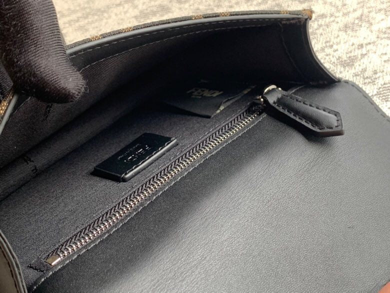Ziva's Charm handbag – detail view (28cm*7cm*18cm)