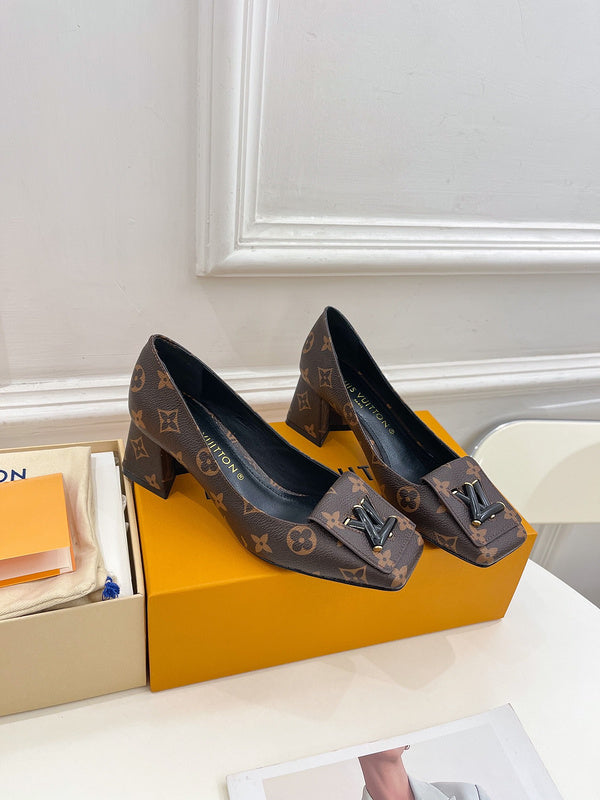 Louis Vuitton shoes Style 302 - back heel detail (alternate angle)