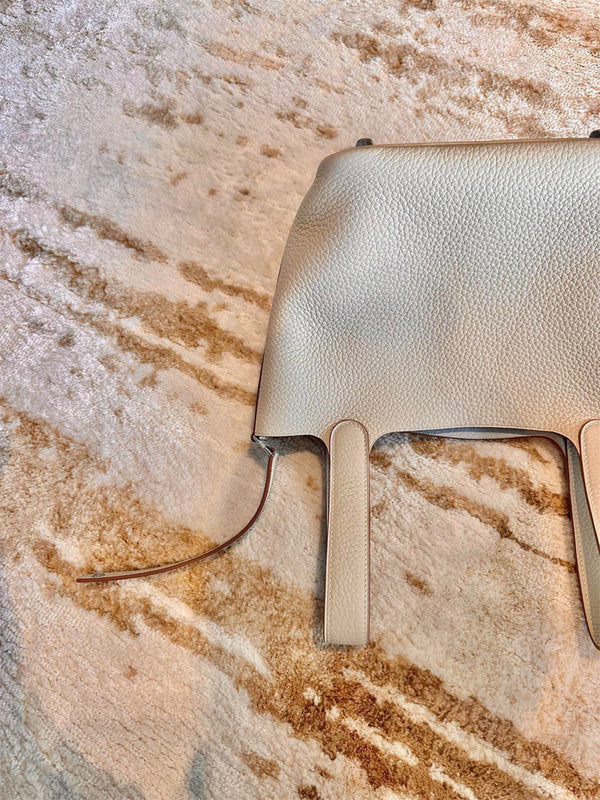  shoulder bag interior and compartment view 9