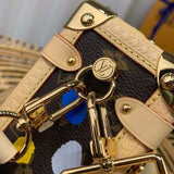 Handle and strap detail of structured modern women's handbag – women's luxury handbag