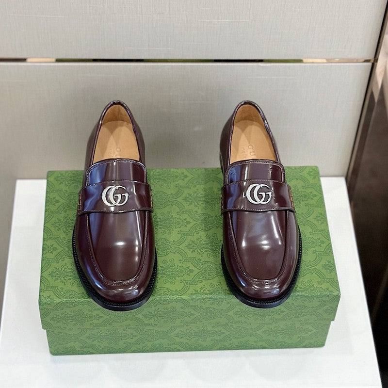 Gucci classic monochrome luxury sneakers view 10 heritage-inspired look