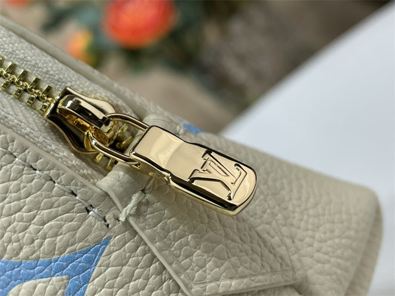  everyday bag close-up of hardware and finish