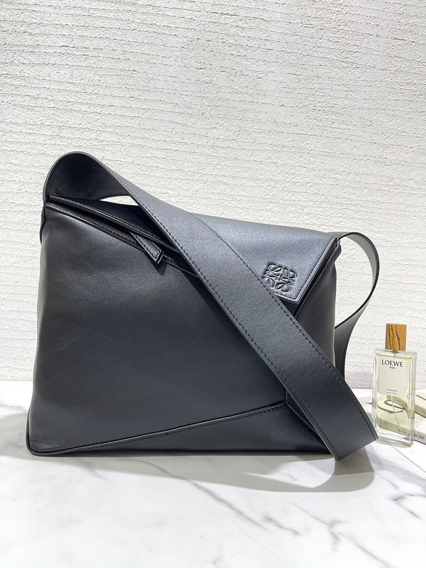 Ziva's Charm handbag – side angle view (33.5cm*16.5cm*24cm)