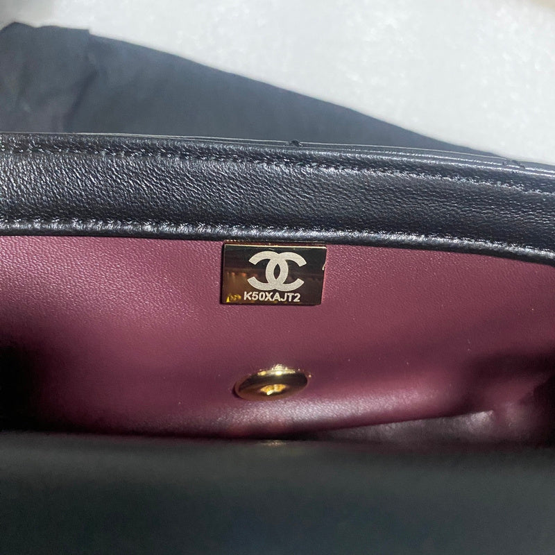 Ziva's Charm handbag – close-up view (one versatile size)