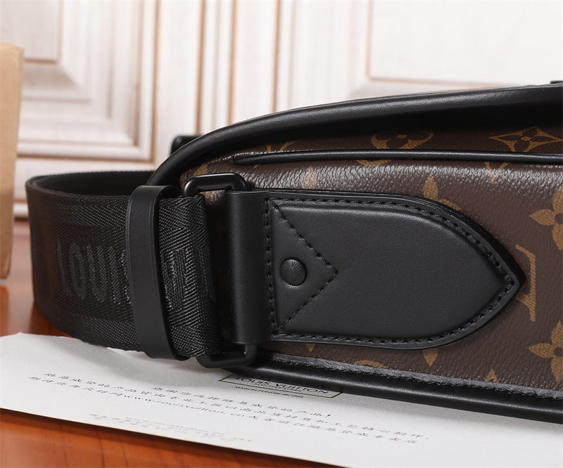  satchel close-up of hardware and finish