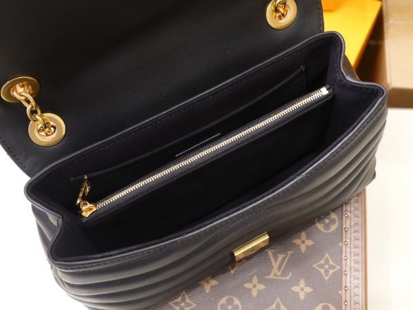 Handle and strap detail of structured premium women's handbag – women's luxury accessory