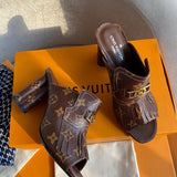 Full silhouette view of Louis Vuitton luxury piece style No.010