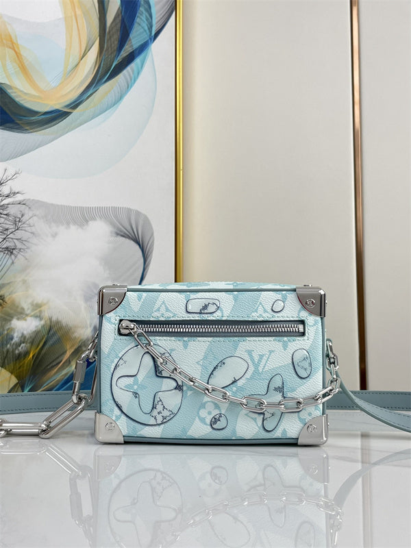  classic everyday bag detail view showing craftsmanship