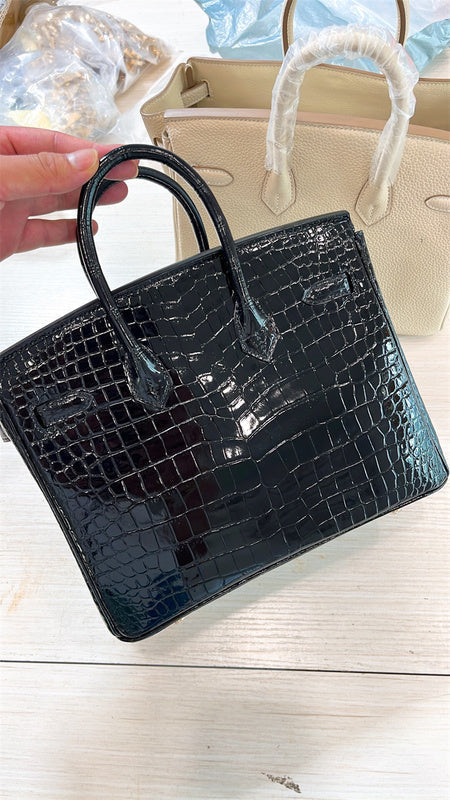  Streamlined tote bag carried on shoulder 10