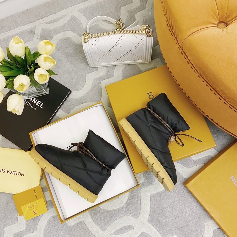 Full silhouette view of Louis Vuitton luxury piece style No.151