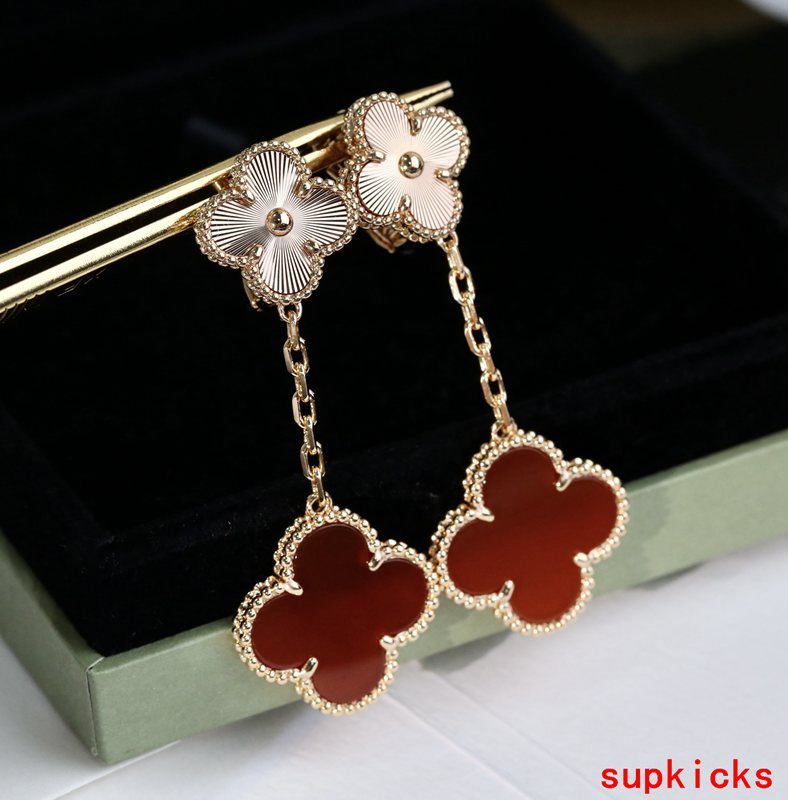 Full view of Van Cleef & Arpels unisex jewelry piece