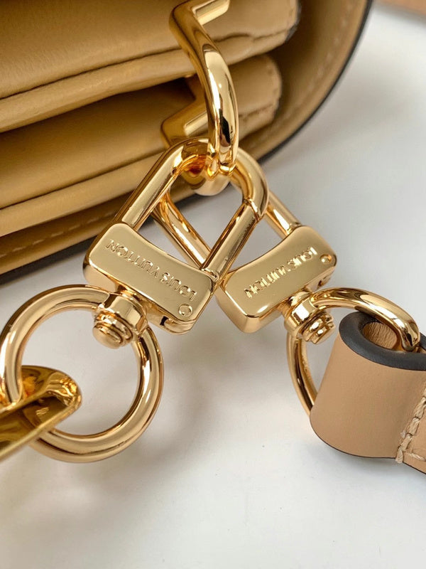 Handle and strap detail of statement everyday-luxe women's handbag – women's premium purse