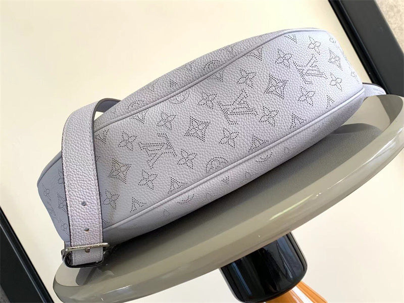  signature everyday bag styled with outfit 36