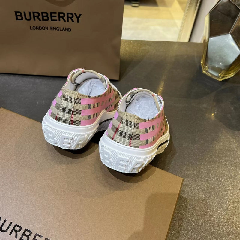 Burberry shoes Style 051 - logo and branding close-up