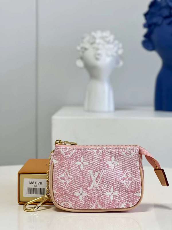 Side profile of statement chic women's handbag – women's luxury accessory