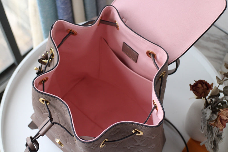 Side profile of everyday-luxe modern women's handbag – women's premium purse