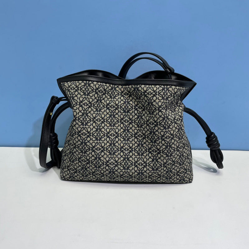 Ziva's Charm handbag – close-up view (Standard Size)