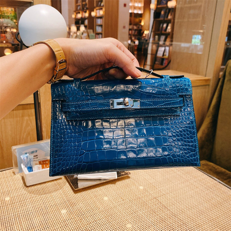  modern shoulder bag detail view showing craftsmanship 20