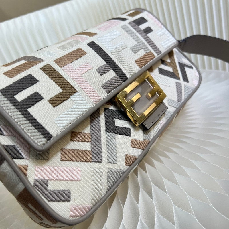 Ziva's Charm handbag – detail view (27cm*6cm*14cm)