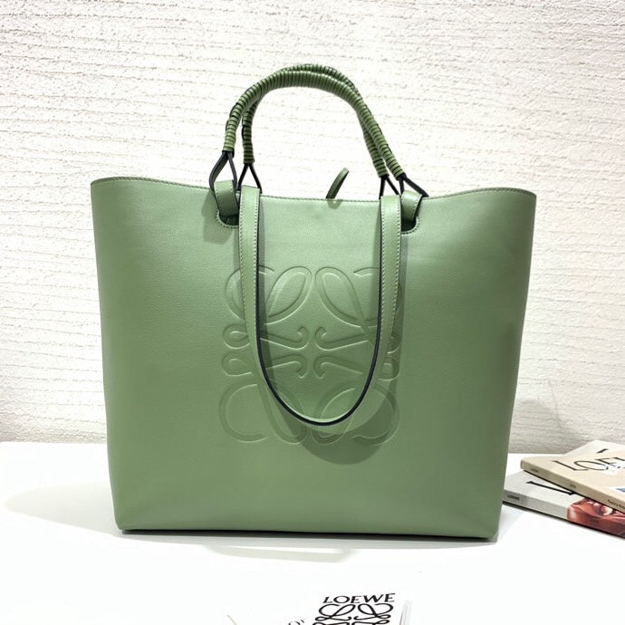 Ziva's Charm handbag – close-up view (29cm*25cm*14cm)